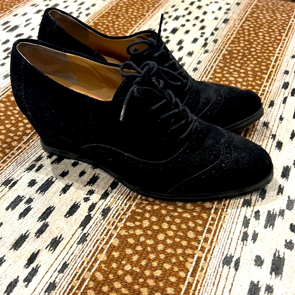 Ellen Tracy 9.5 wing tip wedges